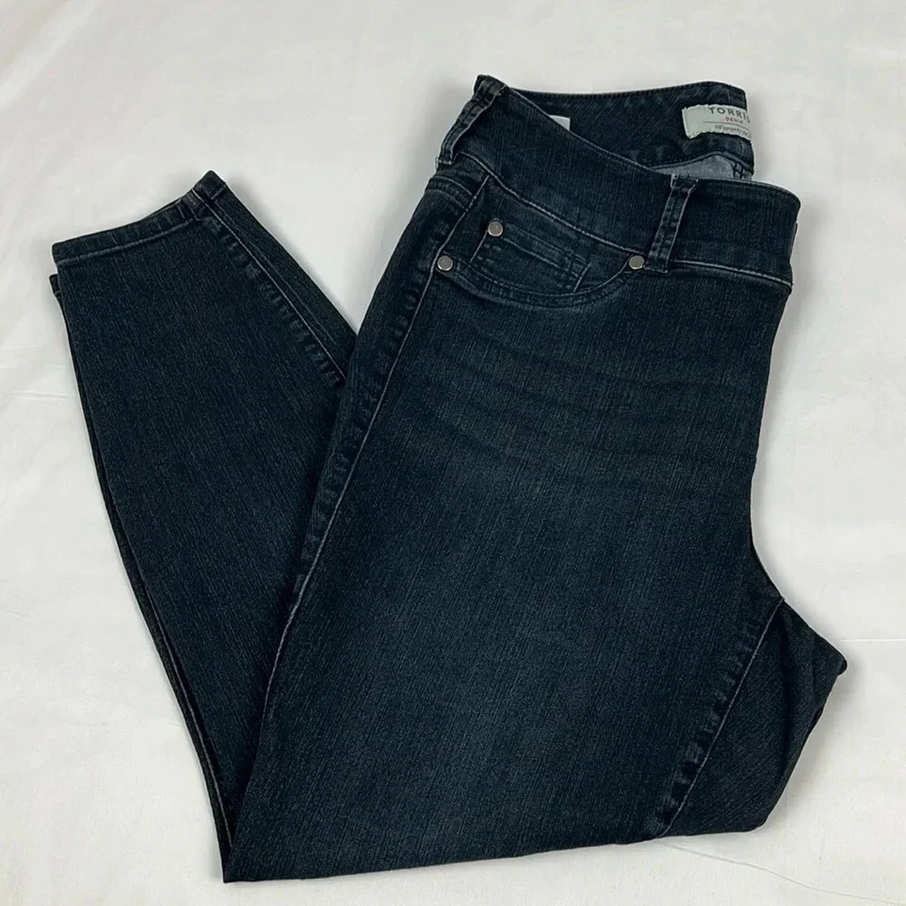 Torrid Denim Women’s 16 Short Jegging Stretchy Jean‎